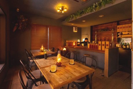 あわら市のキャンプ施設「十楽の森」にあるバー「森のLAMP」。飲んで、食べて、たき火まで楽しめます。