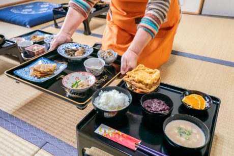 勝山のお母さん達が守る“ほんこさん”のごちそう。地域で受けつがれる報恩講料理レシピと思い出も。