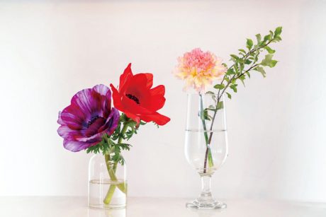 フローリストに聞いた、切り花や鉢植えなど自宅で花を楽しむためのポイント。綺麗に飾るコツや長く咲かせるヒント、花を贈るときのマナーも。