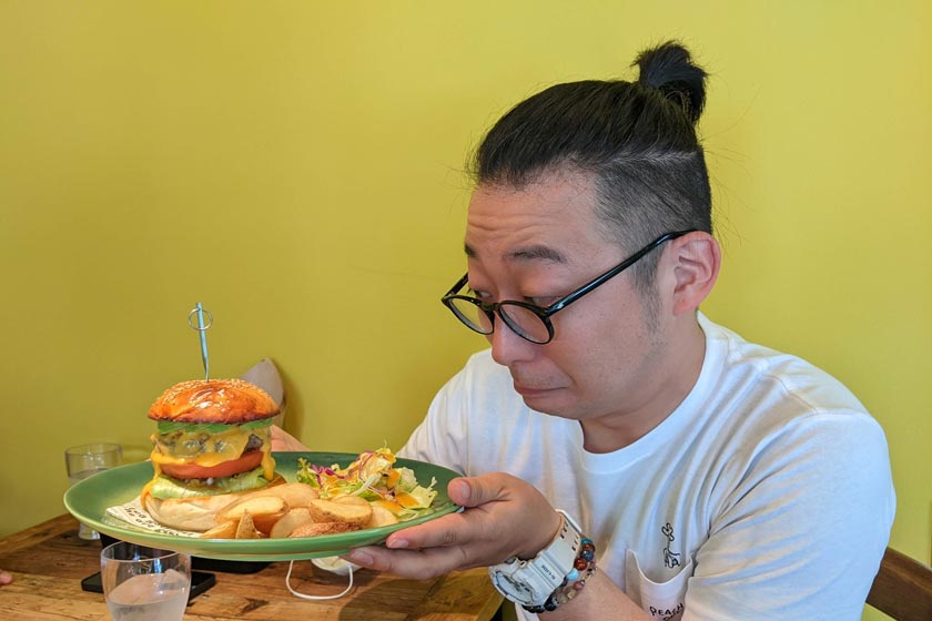 カリマンタンむーちゃんが、鯖江のCHIKEETAでハンバーガーを食べてきましたよ【福井よしもと芸人日記】