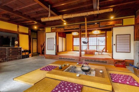 艶やかな花街の余韻を残す勝山市の「おちゃのま民泊 みっけ」。家族連れでも泊まれる広々とした和の空間が素敵です。