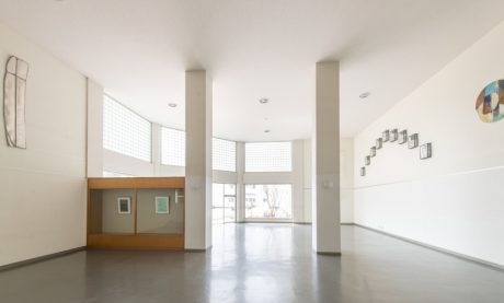 「アートの下で過ごす青春10代の記憶に残る空間。」鯖江高校“学生ホール・ギャラリー”【福井の或る場所のアート】