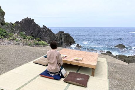 海にちゃぶ台？！ 福井市鮎川町の越前海岸沿いに“映え過ぎる空間”見つけました！