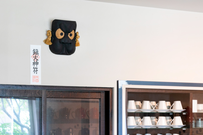 「荒ぶった表情の神様が店を守る。」福井市の自家焙煎cafe notesにある“『工房釡神』の釡神様”。【福井の或る場所のアート】