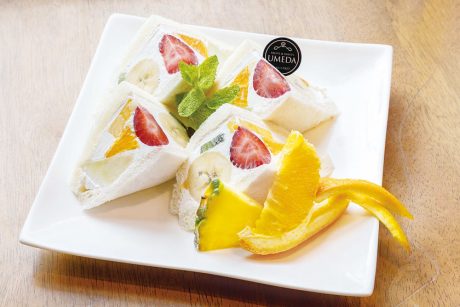 高級果実専門店「フルーツのうめだ」直営。福井市にあるフルーツパーラー果樹園の「フルーツサンド」【ローカル食遺産】