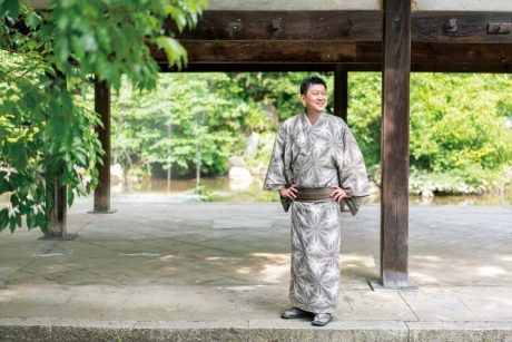 夏着物をカッコよく着こなす、 メンズ着物のすすめ。基本アイテムや着こなしのコツ、おすすめコーディネートを紹介。