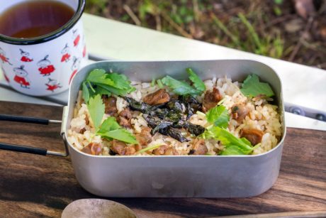 簡単、美味しいアウトドアレシピ。メスティンやスキレットを活用して手軽にアウトドア飯を作ろう。