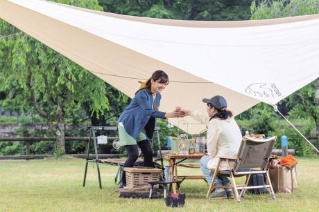 日帰りで楽しむ「週末デイキャンプ」の過ごし方。タープを立てて、森のコーヒータイムや焚き火を満喫しよう。