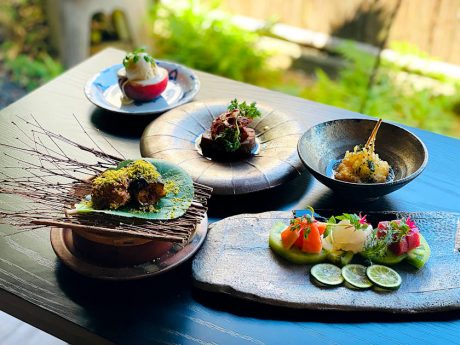 越前市の料亭「おりょうり京町 萬谷」がプロデュースする宿「京よろず」。和洋折衷の創作料理が堪能できる『料亭オーベルジュ』で、プレミアムなひとときが過ごせます。