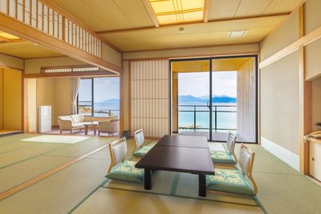 若狭湾を一望できる美浜町の温泉旅館「悠久乃碧 ホテル湾彩」へ。潮騒の音を聴きながら、日常をリセットするひとときが過ごせます。