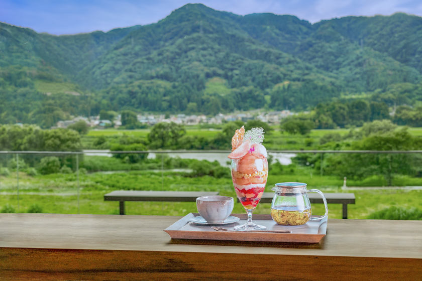 永平寺町にオープンした黒龍酒造の複合施設「ESHIKOTO」内のカフェ「acoya」は心澄み渡る至福の空間。パノラマの景色を眺めながら、旬のパフェでひとやすみ。