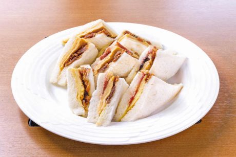 一皿で2種類の味が楽しめる。美浜町にあるオーロラの「へしこサンド」【ローカル食遺産】