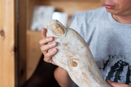 「いつでも触れられる 彫刻があってもいい。」荒島旅舎 蟻塚知都“「纏う男」 2021年”【福井の或る場所のアート】