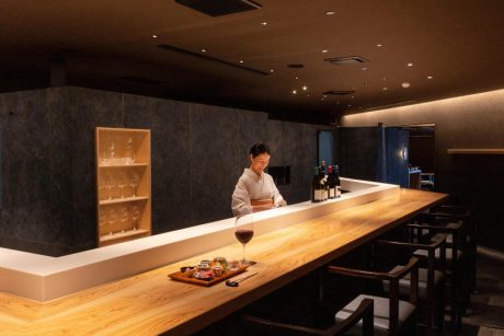 和の美意識に触れる越前市の隠れ家バル「うおとめ」。料理長が手掛ける極上の「あて」をお酒とともにゆっくりと味わえます。