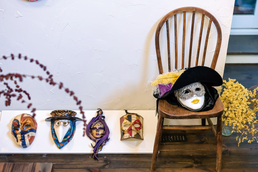 「どこにもない世界は人を吸い寄せる。」坂井市の iL NiBBiO にある “ベネチア仮面舞踏会の仮面” 【福井の或る場所のアート】