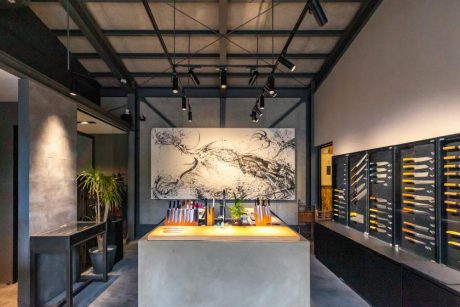 越前市の「龍泉刃物ファクトリー＆ストア」。熟練の職人が手掛けた一流の刃物を見て、触って、その鮮烈な切れ味を体験してみよう。