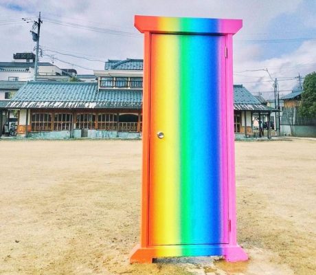 あわら温泉湯のまち広場に、あの「ドア」そっくりの、レインボーなドアが登場！ 詳しい場所や設置期間を紹介するよ。