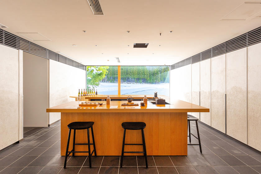 小松市の日本酒メーカー「農口尚彦研究所」へ。茶室をイメージしたテイスティングルーム「杜庵」では、5種の日本酒が味わえます。