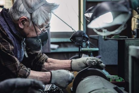 家庭用包丁を手掛ける越前市「増谷刃物」の工房を見学。渾身の一本ができる現場を見せてもらいました。