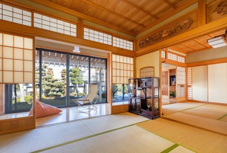 勝山市の一棟貸し民泊「志ろきや」。気品あふれる空間と旬の懐石料理で、優雅に「勝山暮らし」を楽しめます。