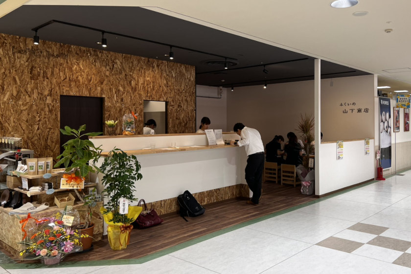 福井市のパリオCiTY1階にワンコインで手打ちそばが食べられる手打ちそば＆カフェ「ふくいの山下商店」がオープンしてたよ。