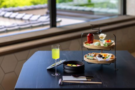 石川県加賀市山中温泉の老舗旅館「花紫」。茶房では宿泊者以外でもゆっくりと「和のアフタヌーンティー」を楽しめます。