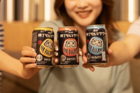 東海北陸エリア限定「アサヒ 横丁ダルマサワー」。レトロでPOPで懐かしい、話題のサワーをふーぽ編集部が飲んでみた！