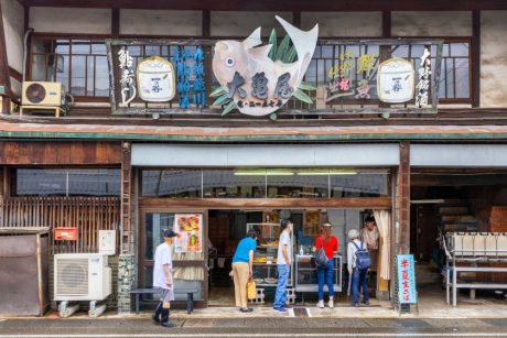 大野市三番通り「大亀屋」で揚げたてフライをテイクアウト。魚屋さんの軒先で揚げたてを味わう。