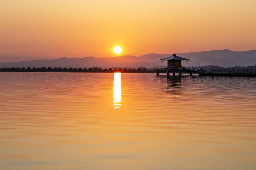 石川県加賀市の柴山潟で湯のまち巡り。カフェや絶景温泉に立ち寄ってのんびりひとやすみ。《水をめぐる旅》