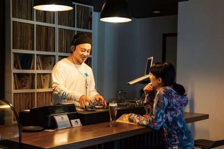 慌ただしい日々をリセットする夜時間。越前市の洋菓子店「bloom」の石橋咲江さん、大輔さん夫妻【夜時間のたのしみ】