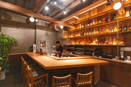 「道の駅 若狭美浜 はまびより」裏手にある「51bar uragawa」。美浜町初のオーセンティックバーでは、地酒「早瀬浦」とともにゆるやかなひとときが過ごせます。