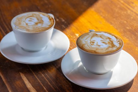 店と多様なお客をつなぐアートなラテ。福井市・87cafeの「ラテアートドリンク」。