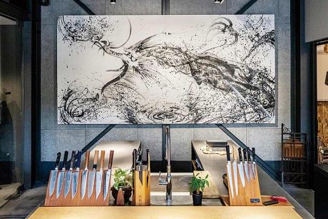 福井に根付く「ものづくり」と「龍」の関係。日本酒や打ち刃物など龍を象徴する製品を紹介します。