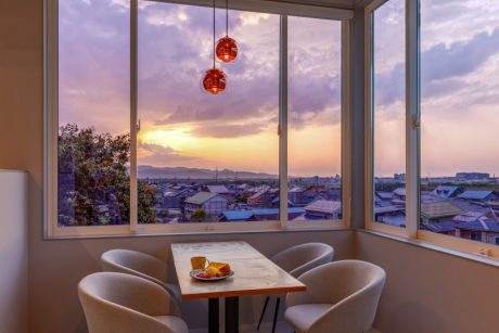 たそがれに味わう博士のシフォンケーキ。永平寺町の「Snowcafe」で過ごす、心ほどける時間。