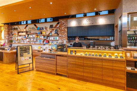 最先端ブックカフェで味わう「玉露ドリンク」。敦賀市・中道源蔵茶舗 ちえなみき店の「玉露」。【あの店の、あの一杯】