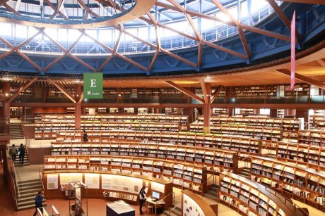 話題の石川県立図書館で、思いもよらない本との出会いを楽しもう。多彩な魅力をご紹介します