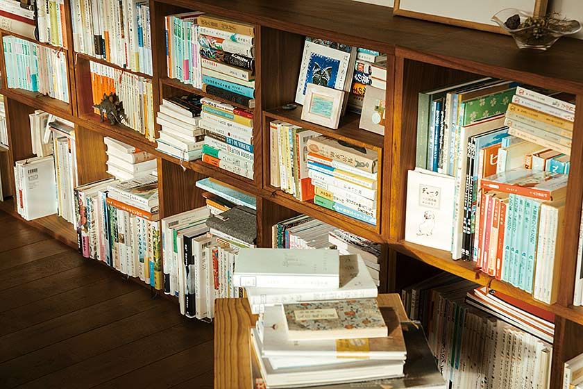 読書好きが厳選する“人生を変えた一冊”とは。本の虫たちの本棚を訪ねて。