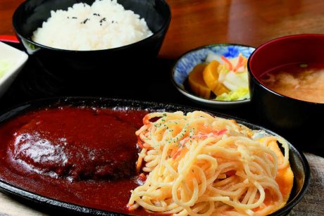 お肉よりも主役はソース？ あわら市にあるカフェ・レストラン オレンジの「ハンバーグ定食」。【ローカル食遺産】