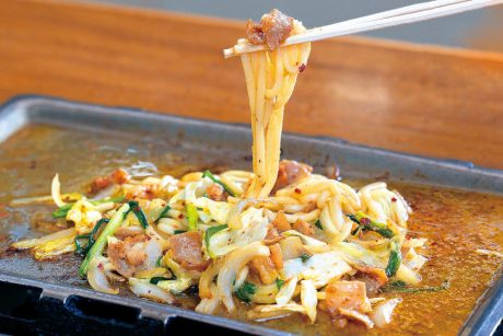 こってり濃厚な味わい。高浜町にある宮崎食堂の「ホルモンうどん」。【ローカル食遺産】