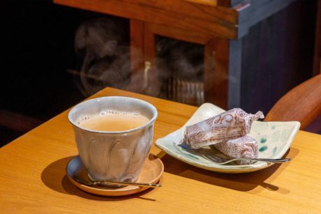 スパイシーなチャイは「大人の時間」のお供に。福井市・CAFE＋GALLERY うるかふぇ。の「チャイ」。【あの店の、あの一杯】