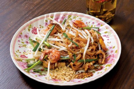 バンコクの家庭そのまんまの味。越前市にあるタイ料理 ナームチャイの「パッタイ」。【ローカル食遺産】