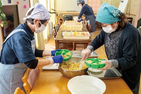 地域のおかあさんたちがふるまう手作りおにぎり。越前市にあるボランティア団体「みんなの食堂」。