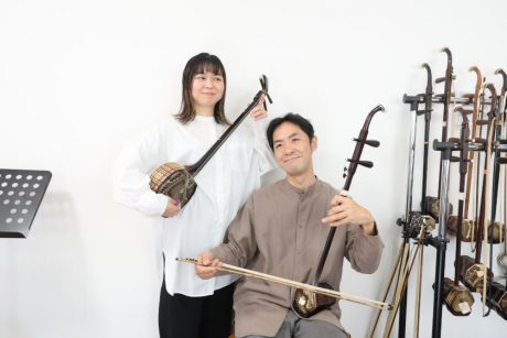 伝統的な民族楽器「二胡」と「三線」を弾く、「こばとさんご」の小林寛明さん、啓子さん（福井市）【こたかな福井びと】