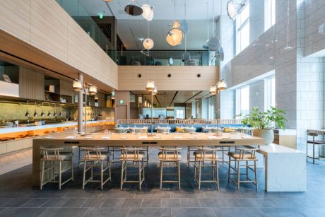 新しいまちを見渡しながら気軽に楽しむオールデイダイニング。福井市の「SUBSTANCE（サブスタンス）」。