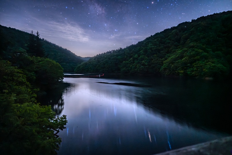 水面に星空！ 大野市の笹生川ダム湖で星を見てきました！【ふくい星空写真館】