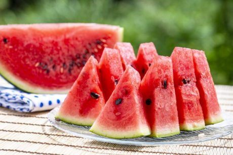 スイカの食べ頃と美味しいスイカの見分け方法を紹介。より美味しくなる切り方やアレンジレシピも。