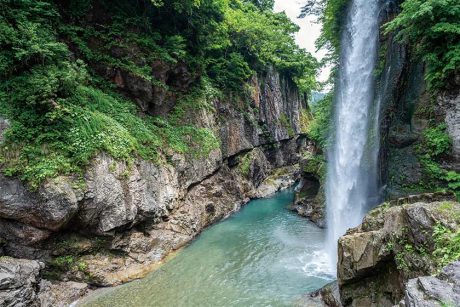 石川県の白山麓でそばと温泉を巡る夏旅へ。心をリセットしてくれる宿やスポットを紹介します。