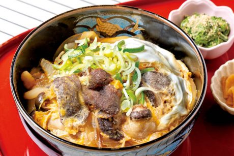 熟練猟師の技による良質なジビエ肉。池田町にある喫茶 香（かおり）の「熊丼」。【ローカル食遺産】