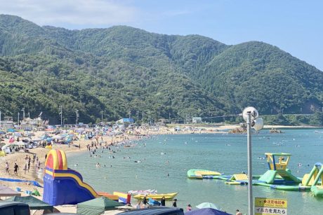 【2024年版】福井県の大人気ビーチ「水晶浜」の海水浴情報！ 駐車場から海の家まで総まとめ。