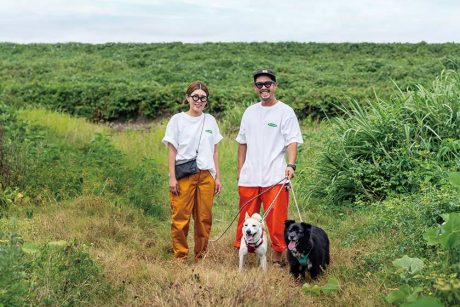 ヨーロッパで学んだ犬との暮らしを目指して。福井市在住の平井さん夫妻と2匹の保護犬。